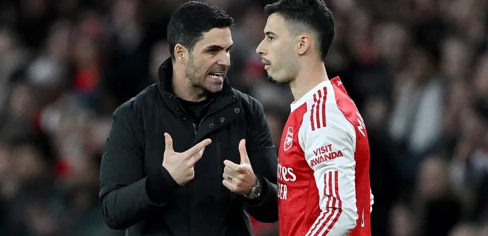 Entrenador dando instrucciones a jugador durante partido