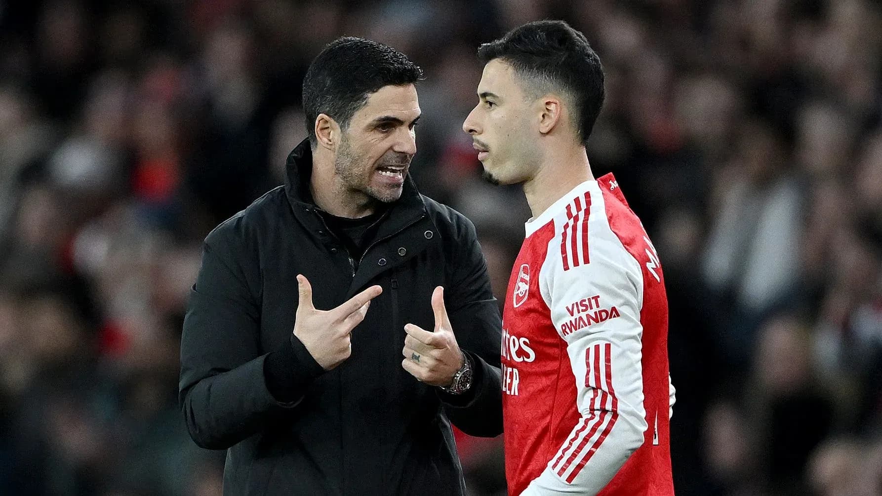 Entrenador dando instrucciones a jugador durante partido