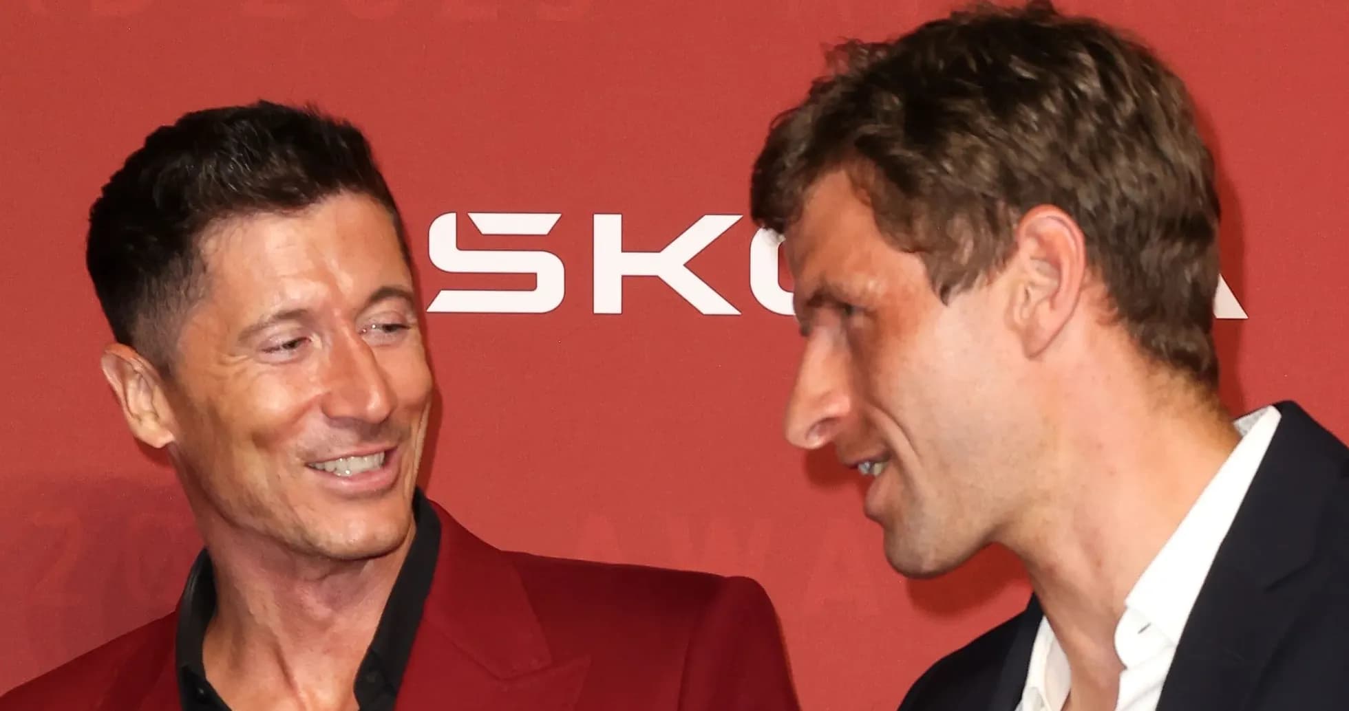 Dos jugadores conversando en un evento de premiación