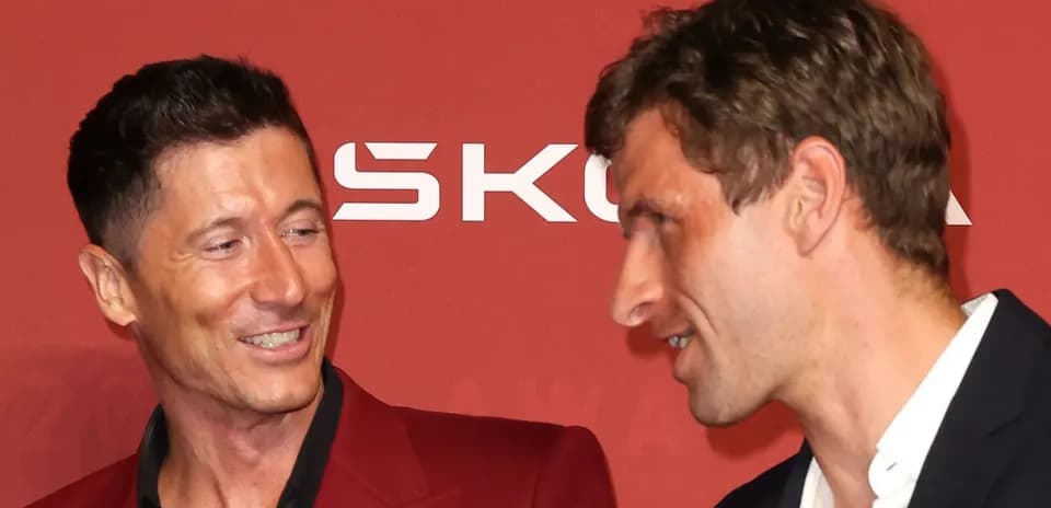 Dos jugadores conversando en un evento de premiación