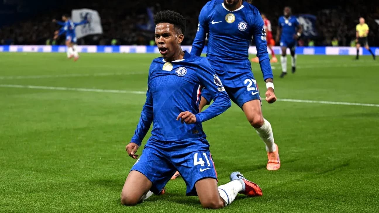 Jugador de Chelsea celebra un gol en el partido