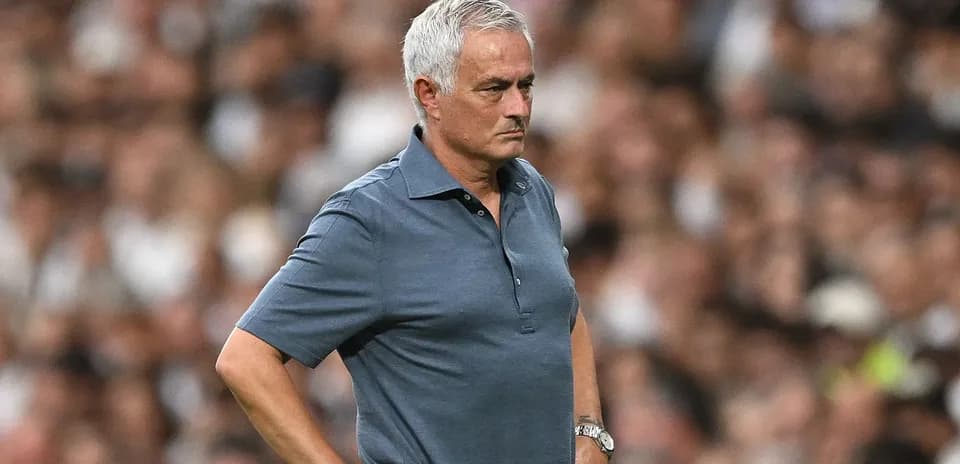 Entrenador observando el partido desde la banda