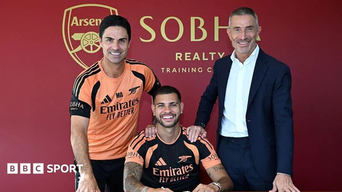 Entrenador y directivos posando con nuevo jugador