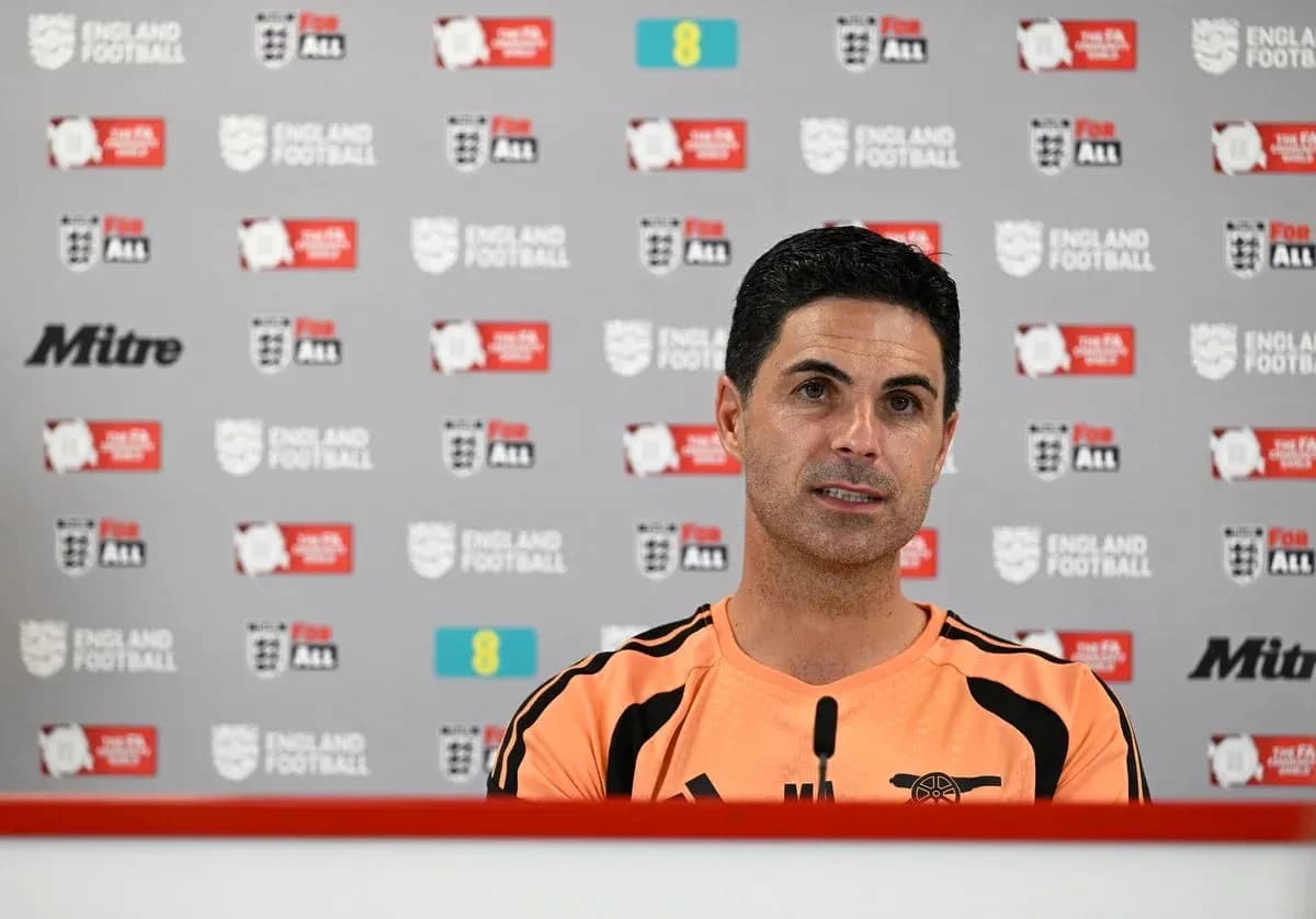 Entrenador en rueda de prensa con fondo de patrocinadores