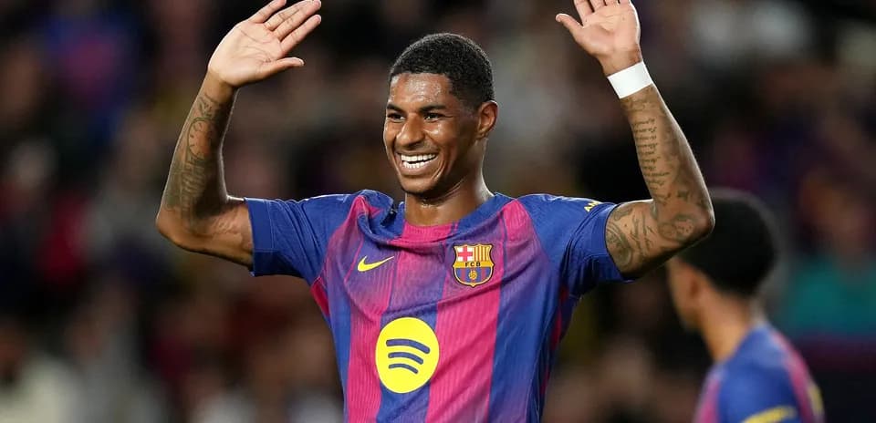 Jugador del Barcelona levantando las manos en celebración
