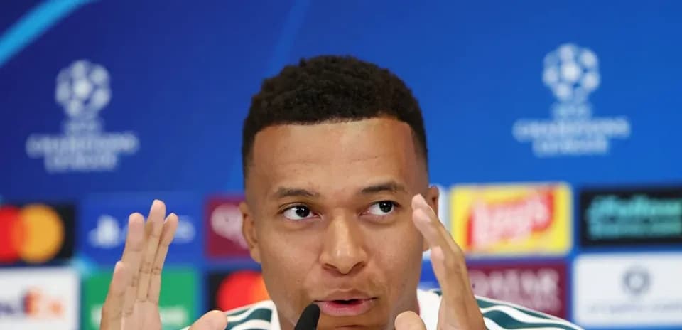 Jugador hablando en conferencia de prensa de la UEFA