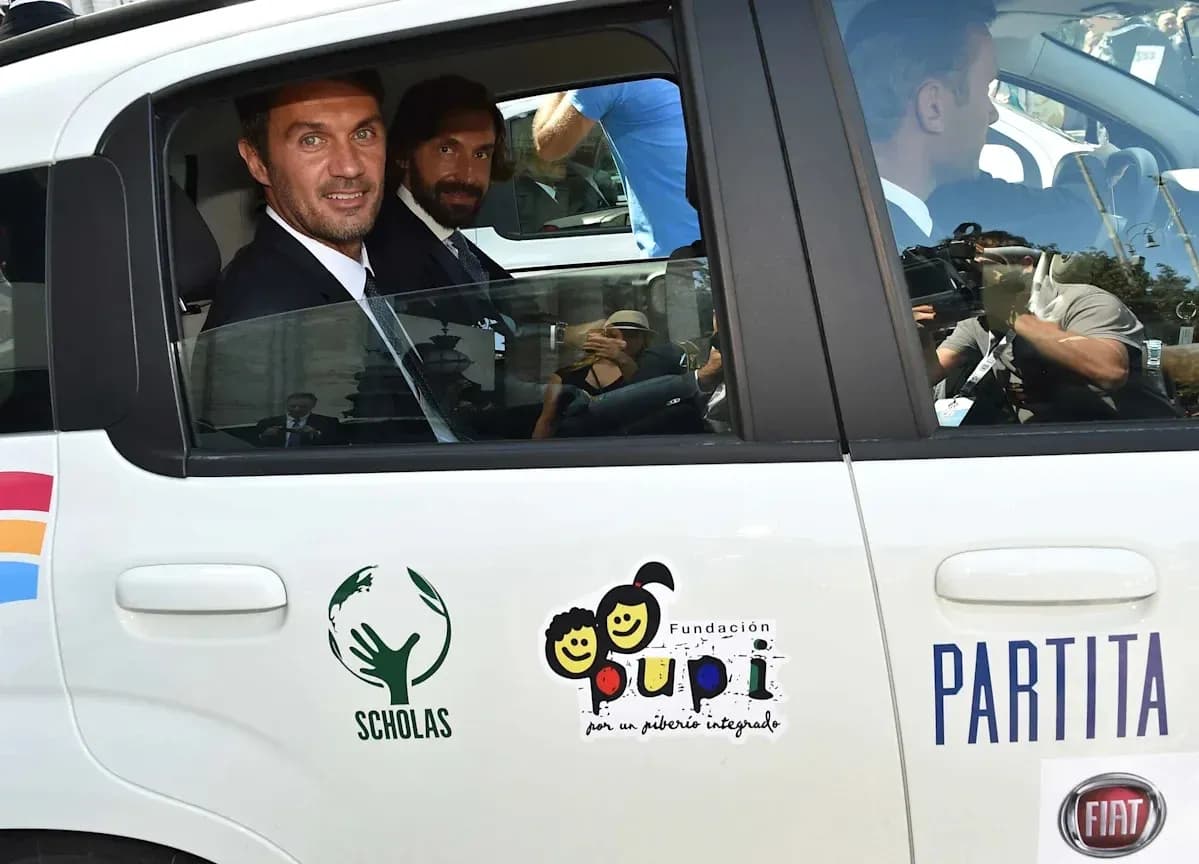 Dos hombres sentados en un coche con logotipos