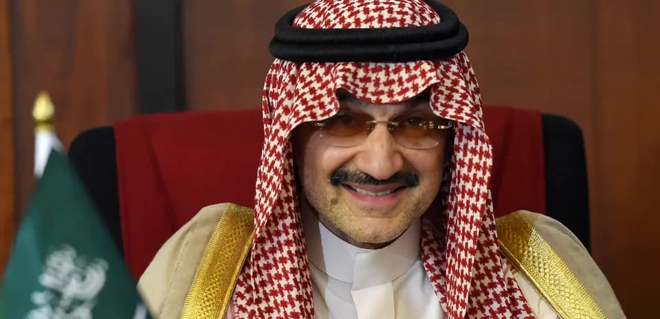 Hombre con keffiyeh sonriendo en una silla