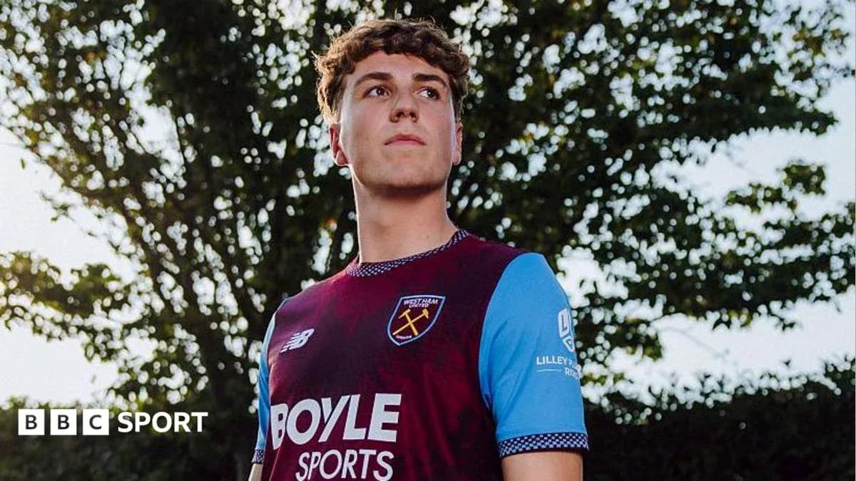 Jugador posando con camiseta de West Ham United