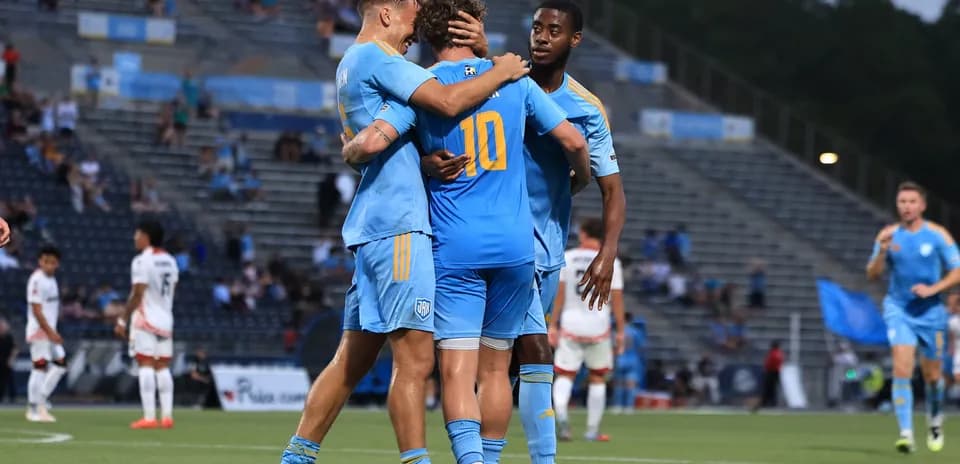 Jugadores celebrando un gol en el partido