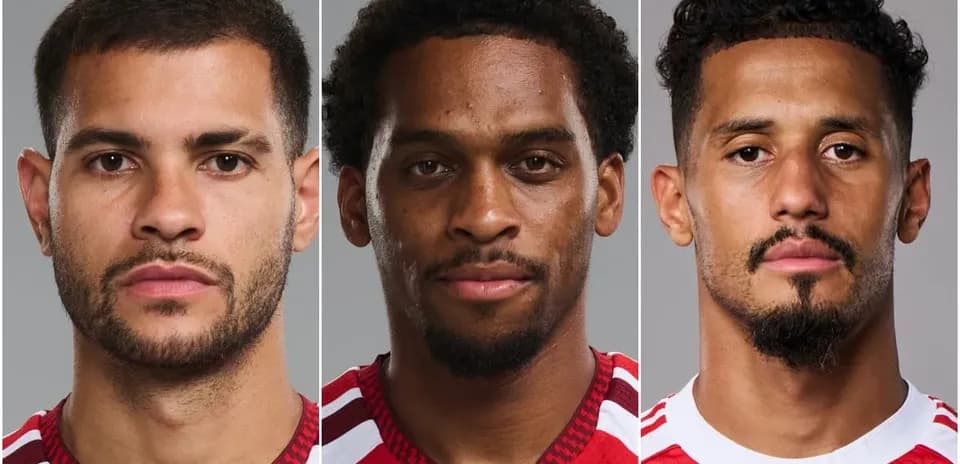 Tres jugadores posando en fondo gris