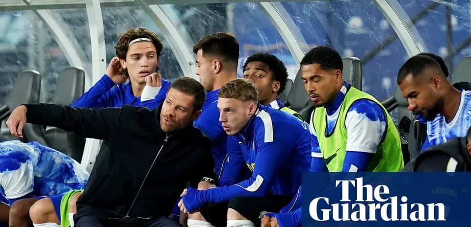 Entrenador dando instrucciones a jugadores en banquillo