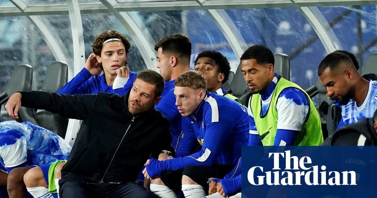 Entrenador dando instrucciones a jugadores en banquillo
