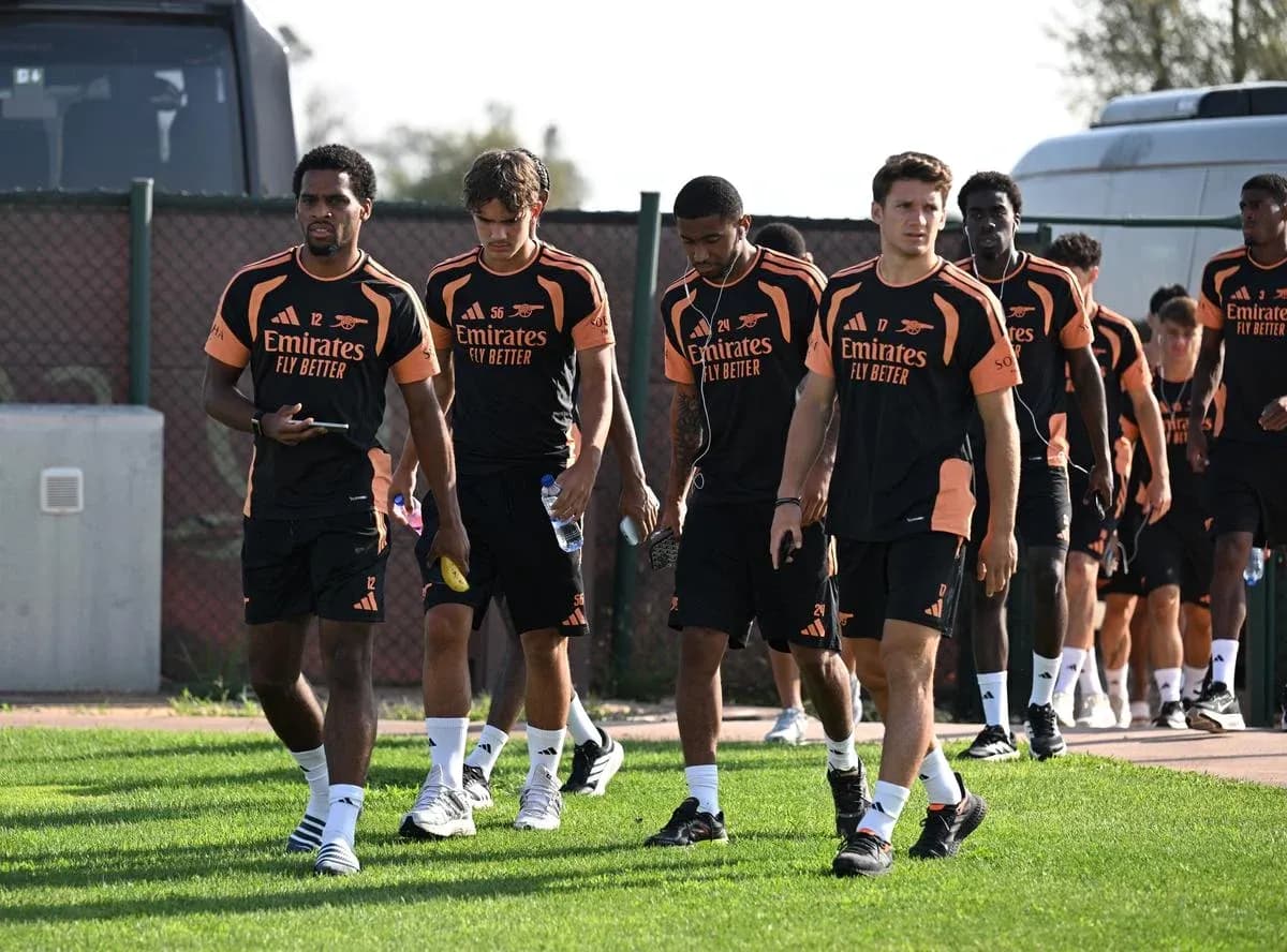 Jugadores de Arsenal caminando hacia el campo de entrenamiento