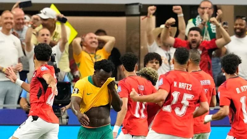 Jugadores de Australia y Corea del Sur celebrando un gol