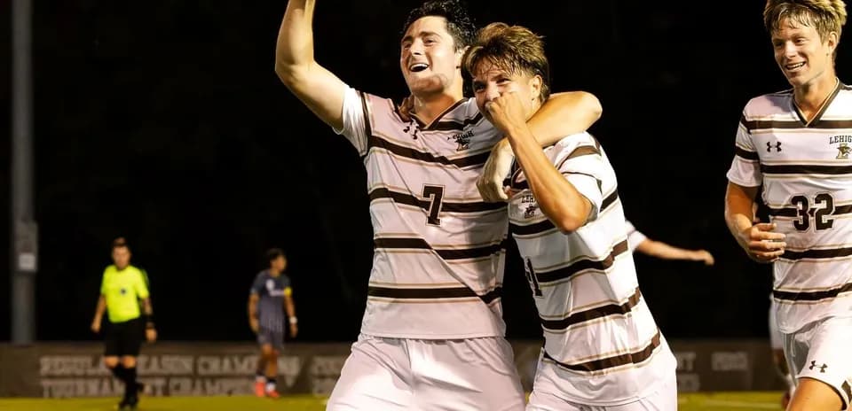 Jugadores de fútbol celebrando un gol en el partido