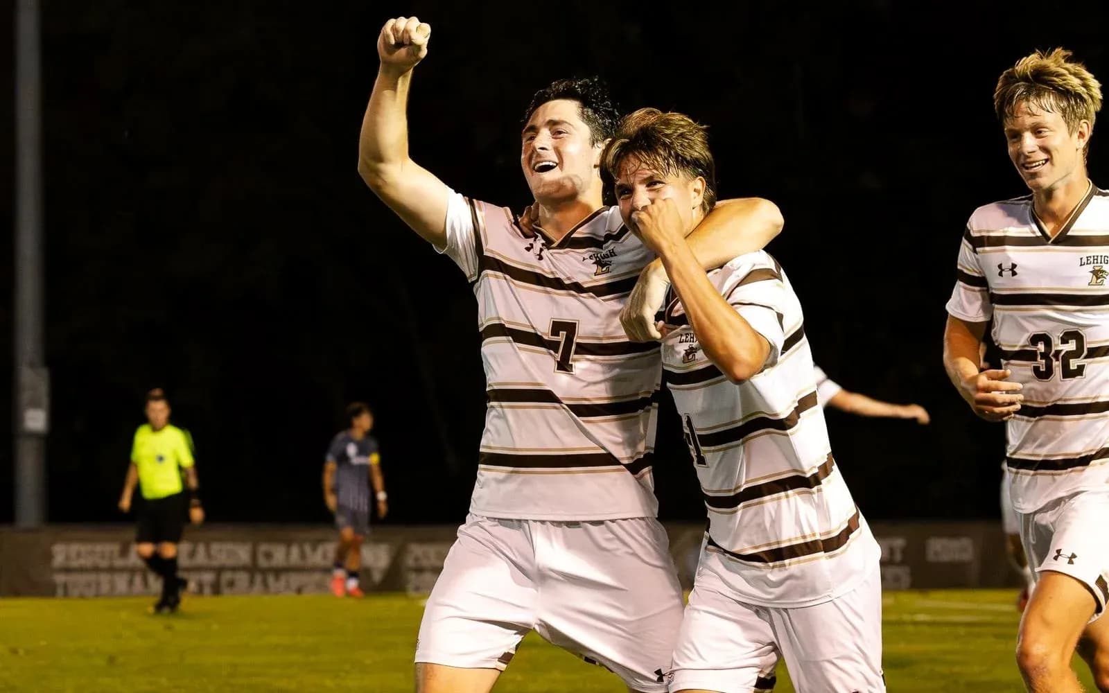 Jugadores de fútbol celebrando un gol en el partido