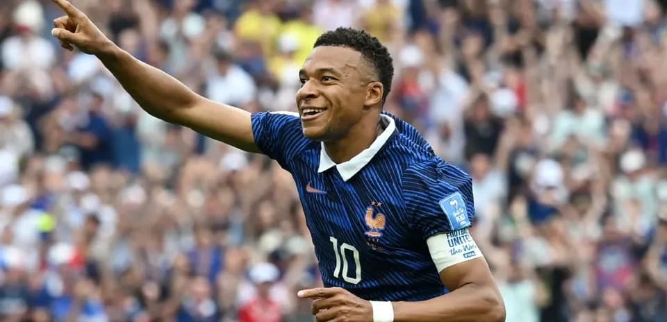 Kylian Mbappé celebra un gol con Francia