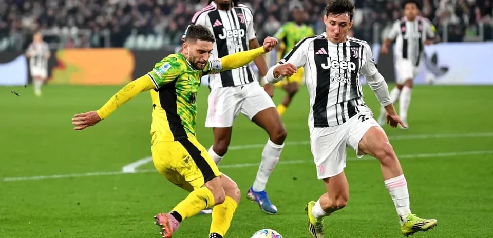 Jugadores compitiendo por el balón en el partido