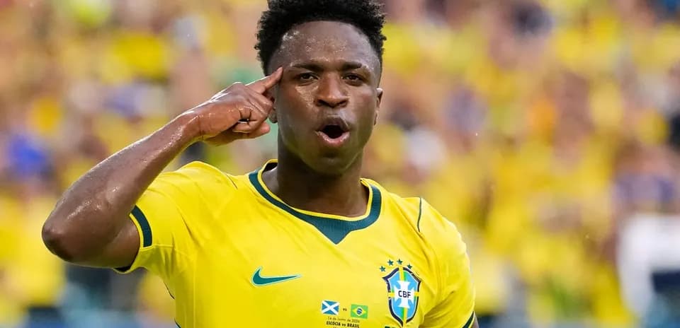 Jugador brasileño celebrando con gesto en el campo
