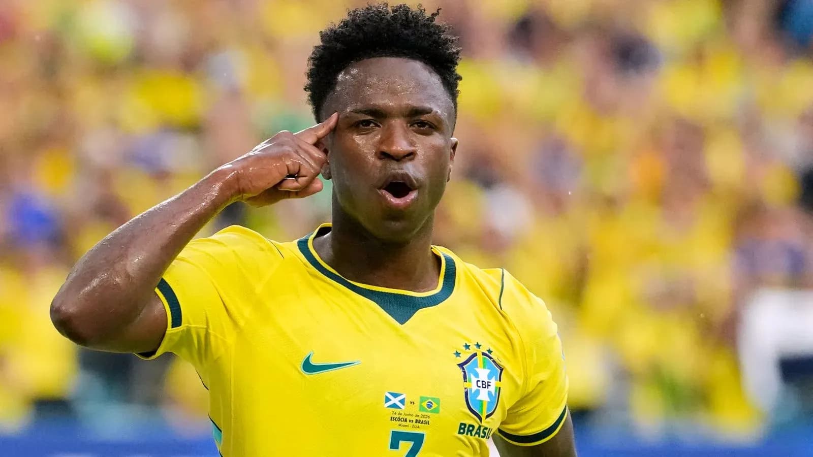 Jugador brasileño celebrando con gesto en el campo