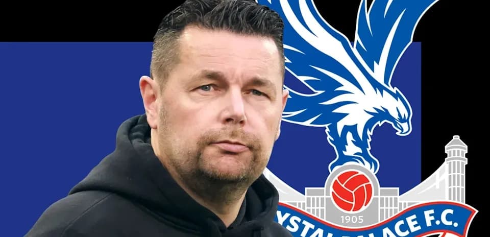 Entrenador de Crystal Palace con logo de club de fondo