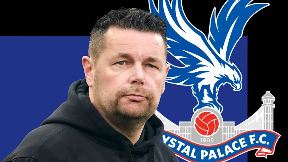 Entrenador de Crystal Palace con logo de club de fondo
