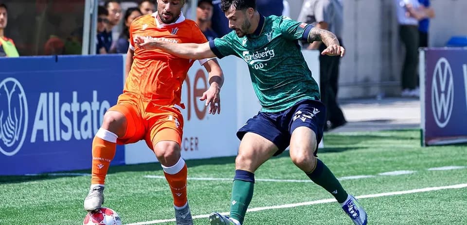 Dos jugadores compitiendo por el balón
