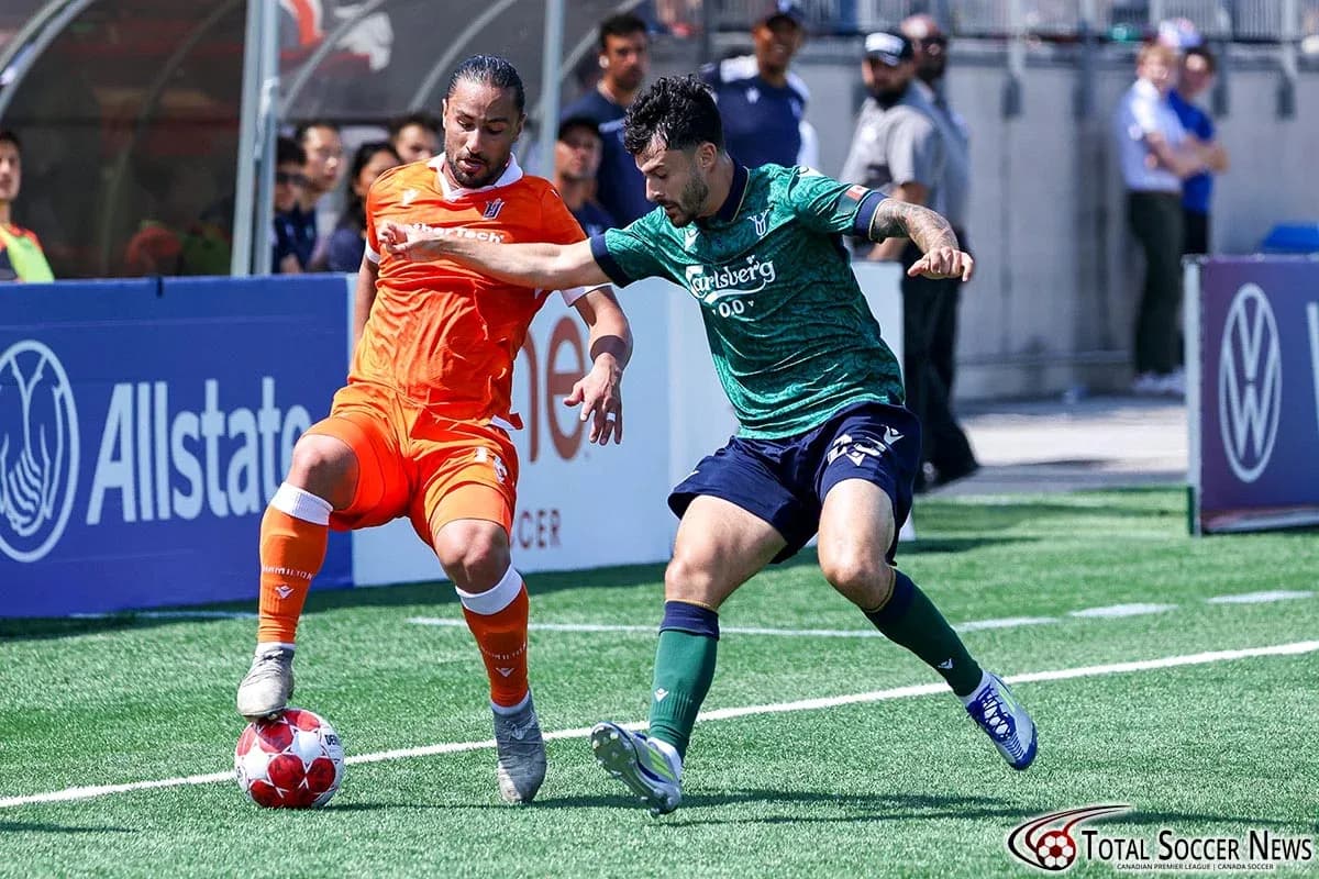Dos jugadores compitiendo por el balón