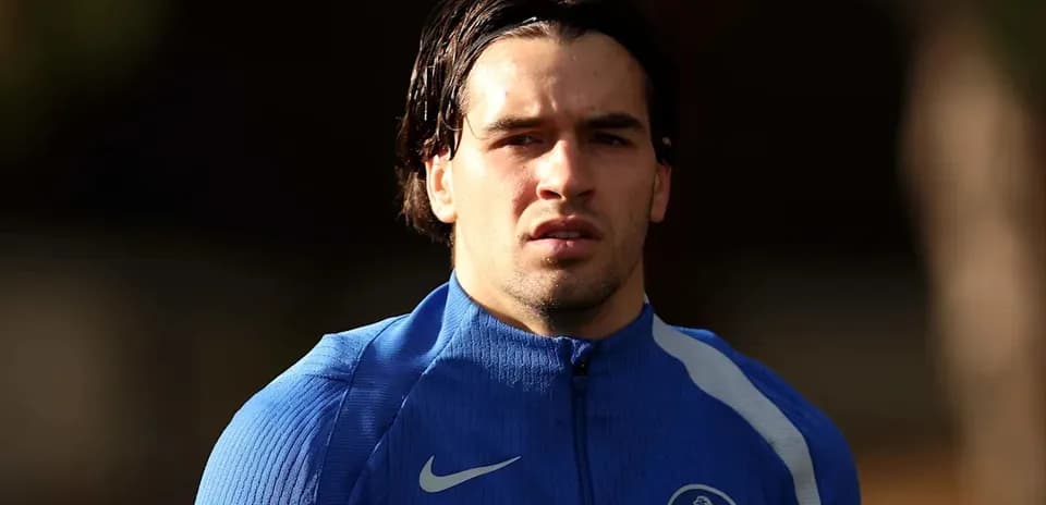 Jugador de fútbol entrenando con camiseta azul de Chelsea
