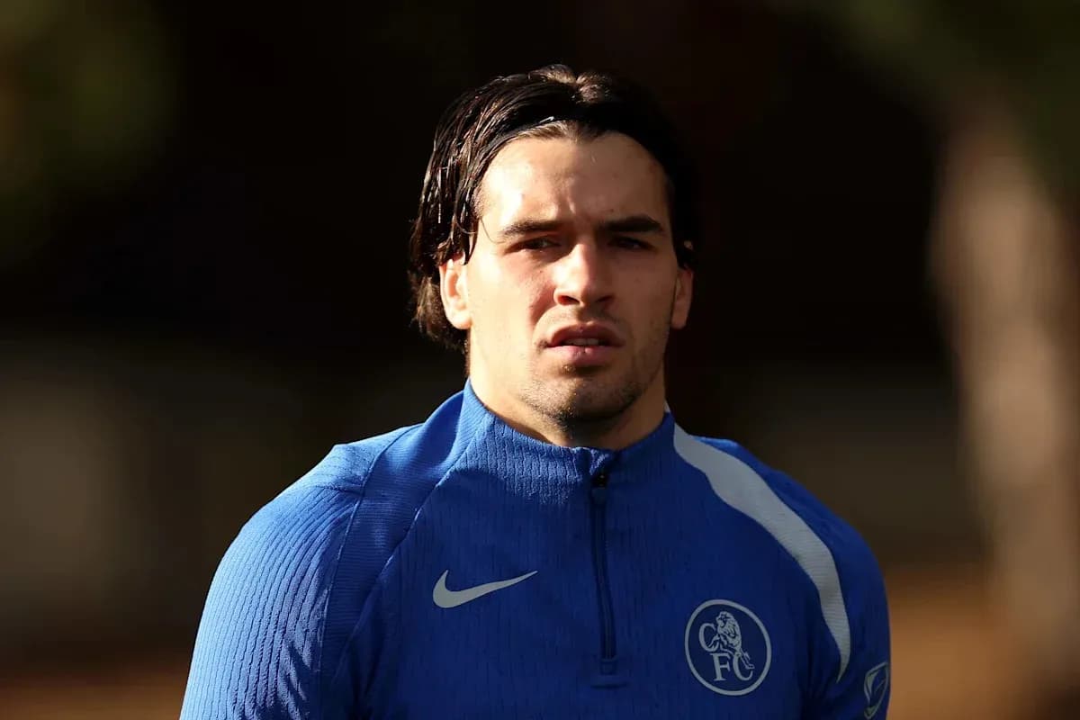 Jugador de fútbol entrenando con camiseta azul de Chelsea