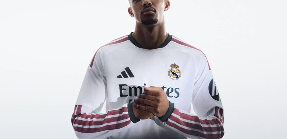 Jugador de Real Madrid en camiseta oficial