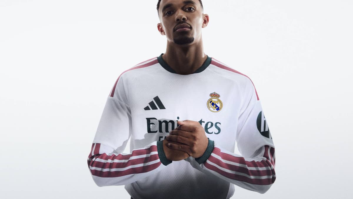 Jugador de Real Madrid en camiseta oficial