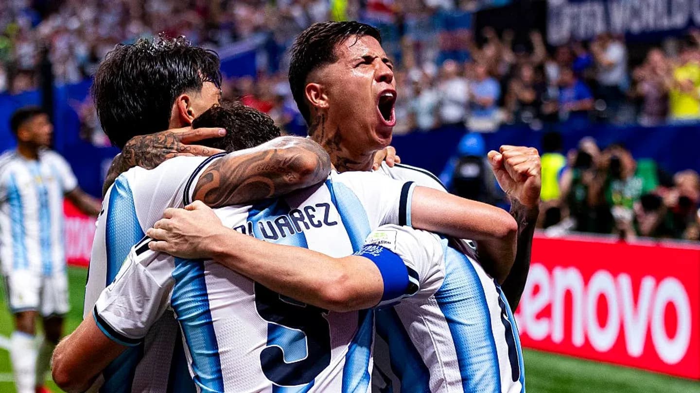 Jugadores de Argentina celebrando un gol juntos