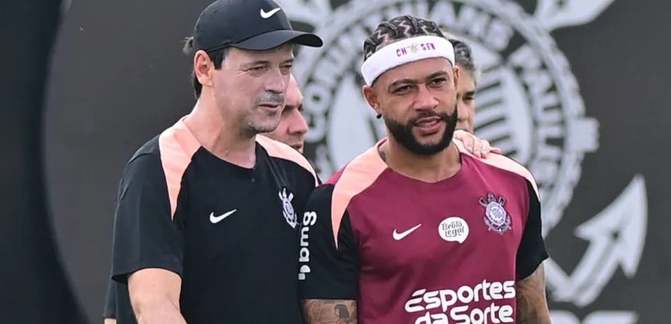 Entrenador y jugador conversando en entrenamiento