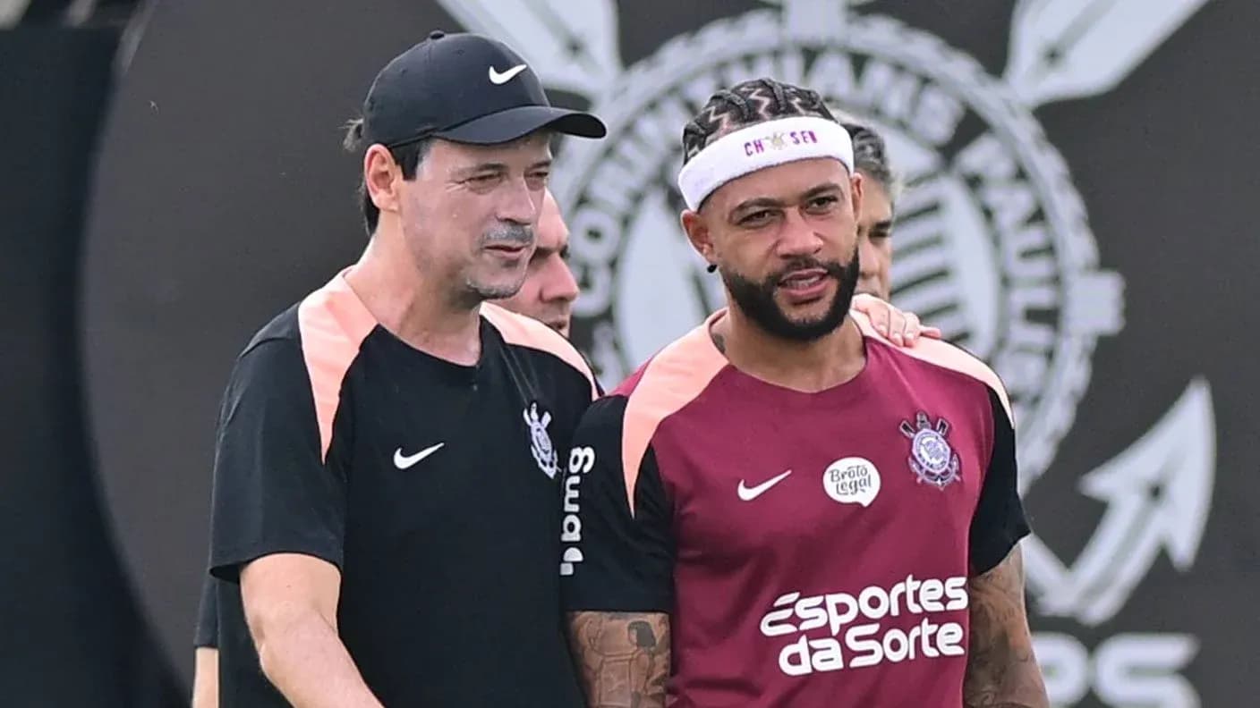 Entrenador y jugador conversando en entrenamiento