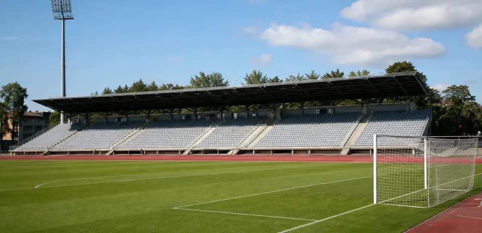 Estadio vacío con gradas y campo de fútbol