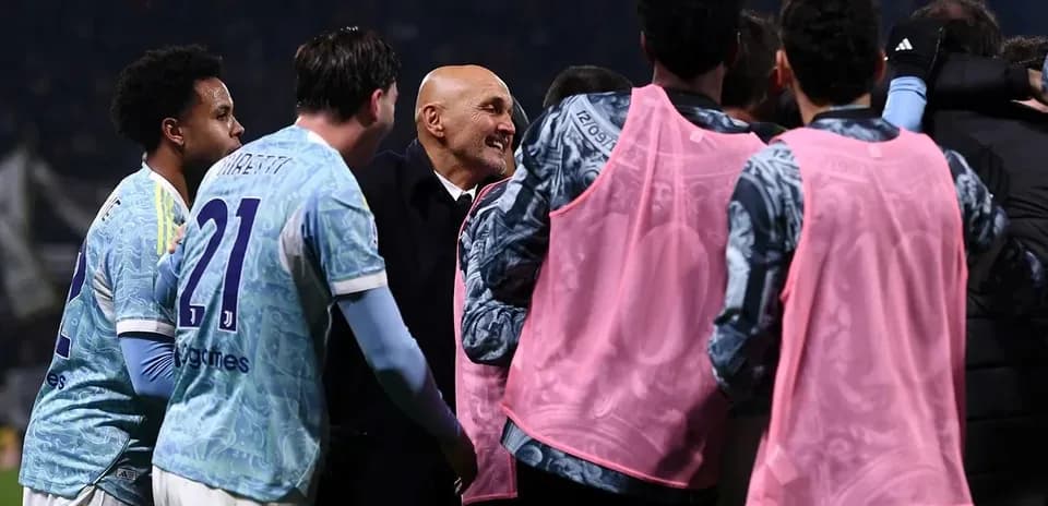 Jugadores de Juventus celebrando con el entrenador