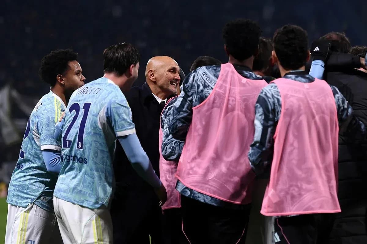 Jugadores de Juventus celebrando con el entrenador