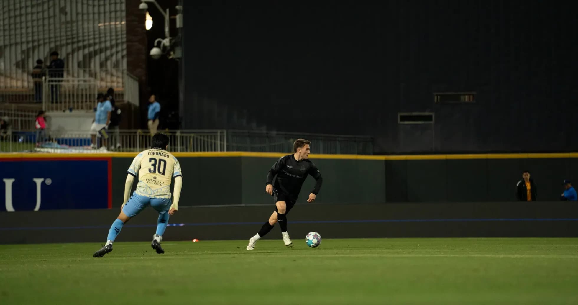 Jugador de Colorado Springs avanzando con el balón