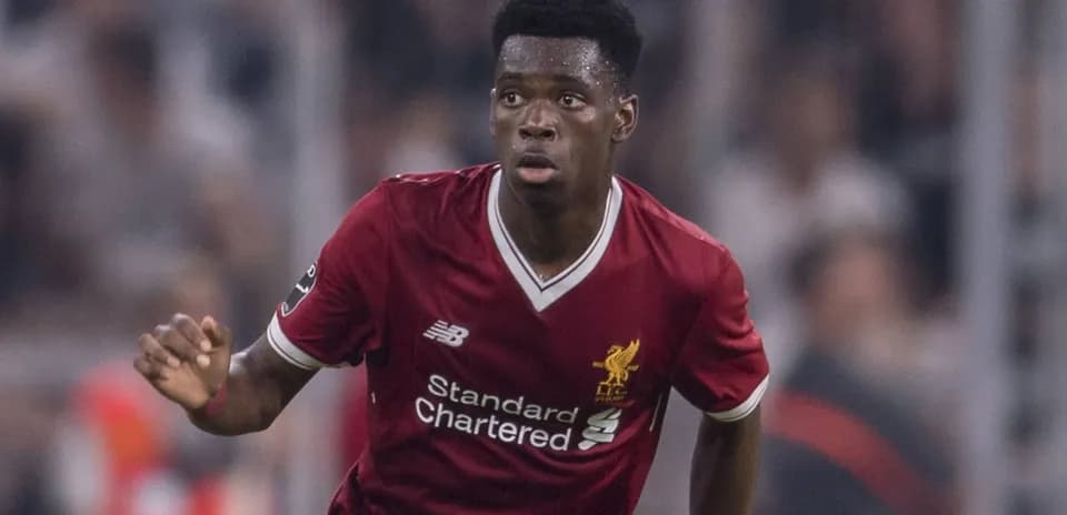 Jugador de Liverpool corriendo durante un partido