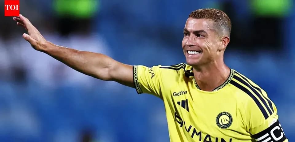 Jugador saludando con camiseta amarilla del equipo