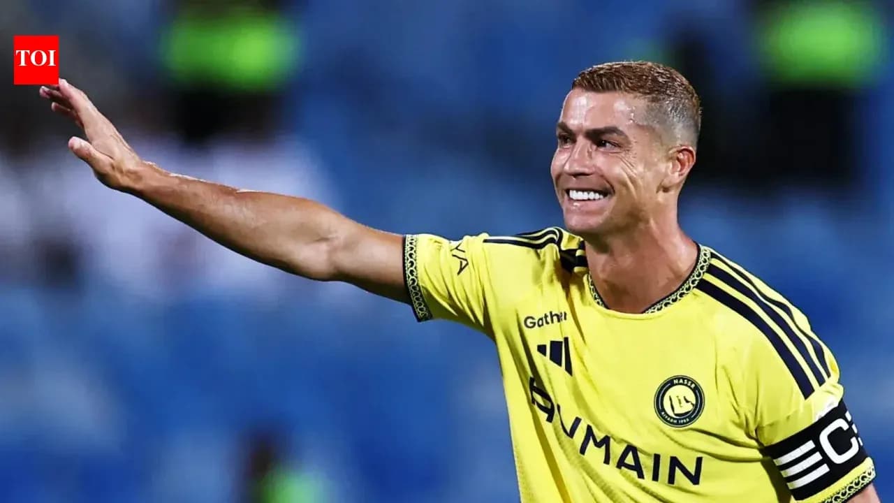 Jugador saludando con camiseta amarilla del equipo