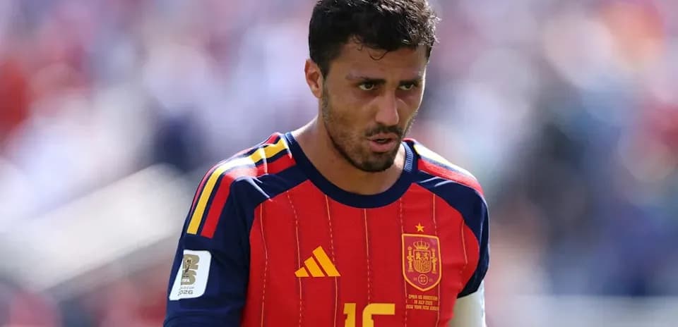 Jugador de España caminando en el campo de juego
