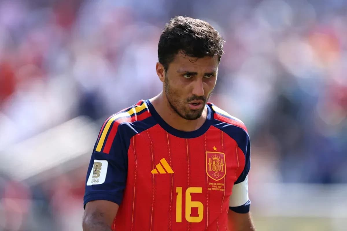 Jugador de España caminando en el campo de juego