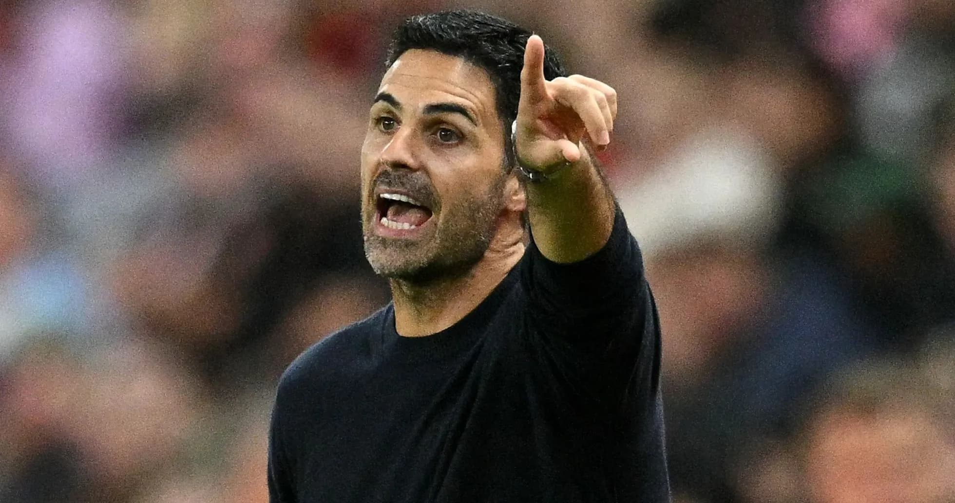 Entrenador dirigiendo instrucciones durante el partido