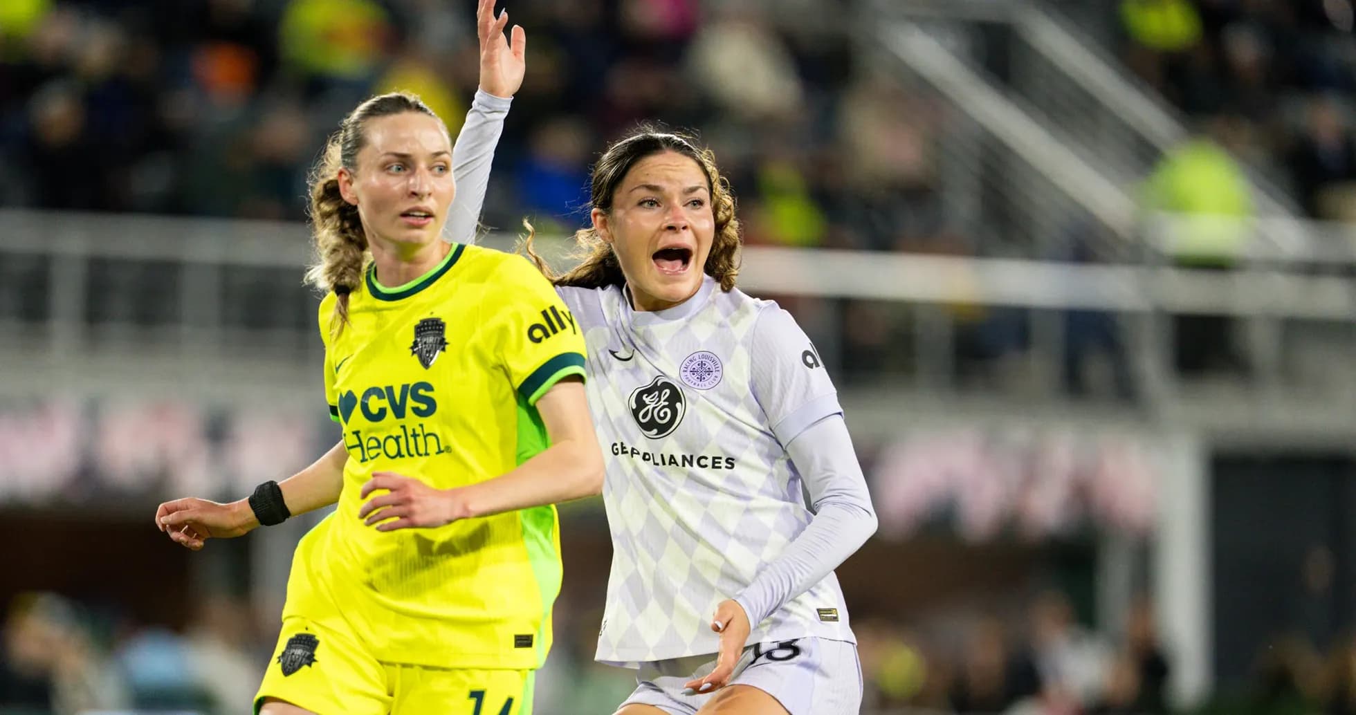 Jugadoras compitiendo en partido de fútbol femenino