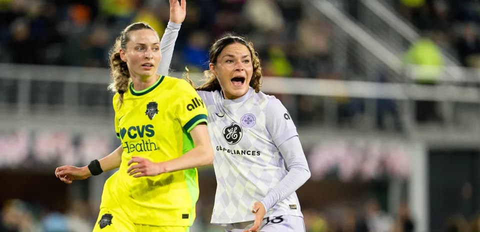 Jugadoras compitiendo en partido de fútbol femenino