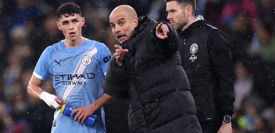 Pep Guardiola dando instrucciones a Phil Foden durante el partido