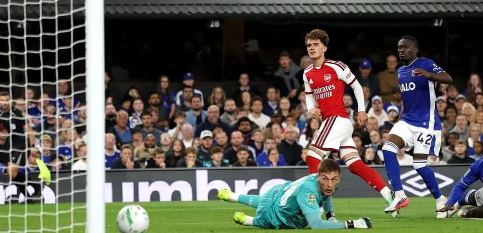 Jugador de Arsenal celebra gol ante el portero caído